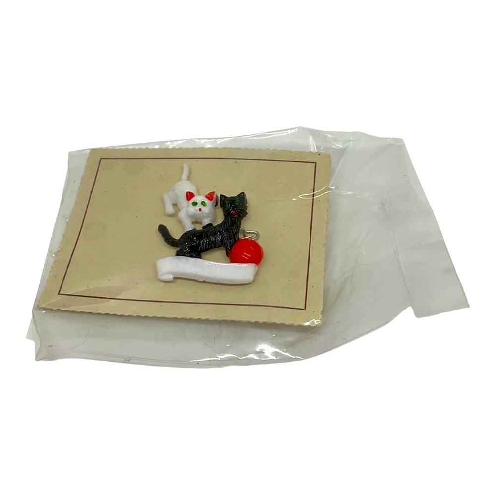 ✨2 for $35✨ Dead stock true vintage cat brooch, new on card, in packaging